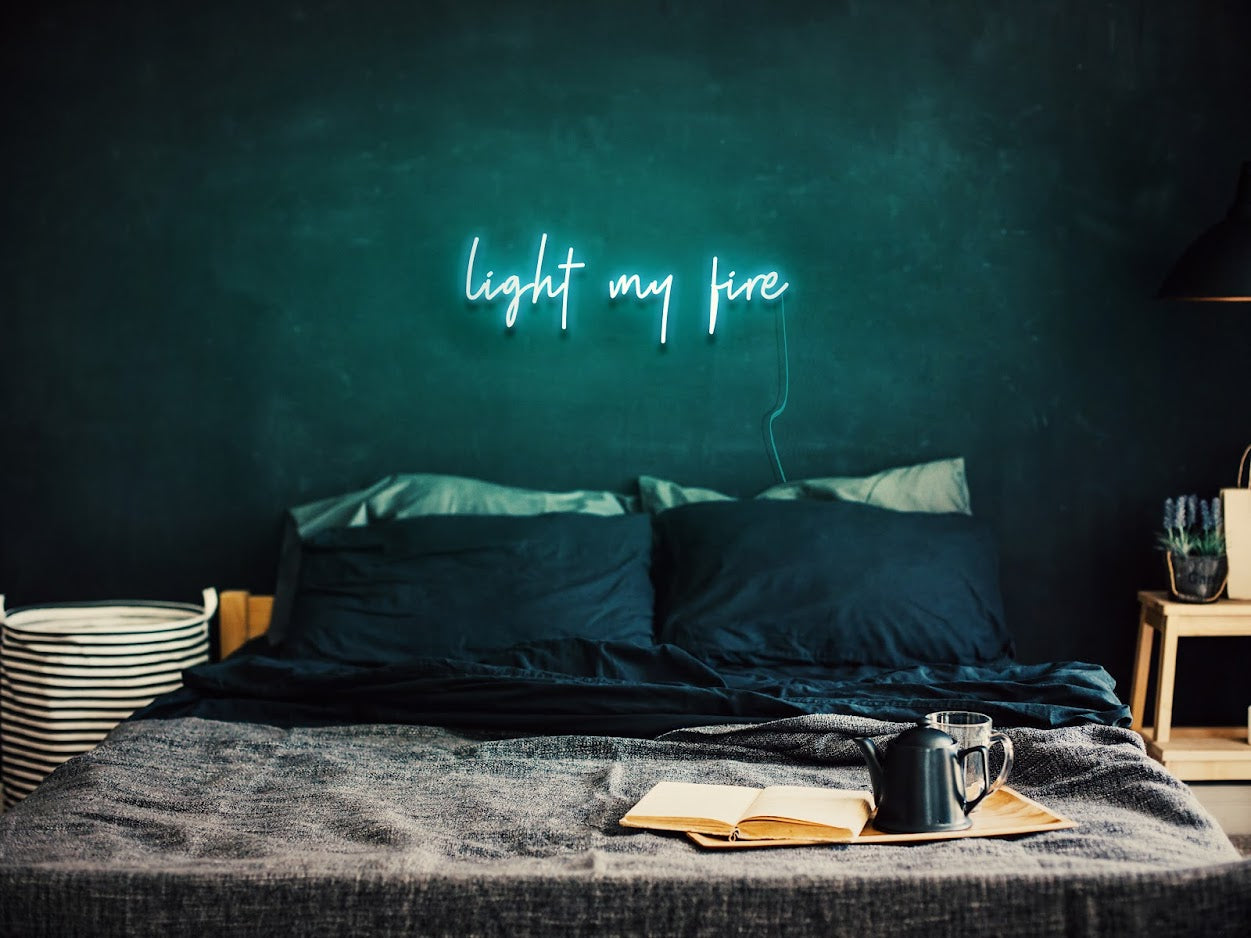 un néon décoratif led représentant le texte light my fire en bleu
