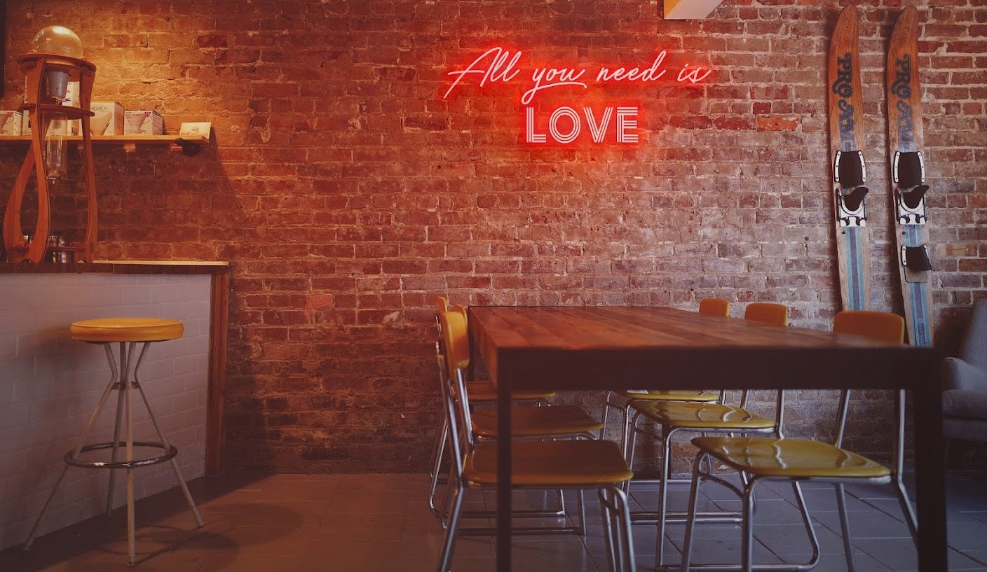 un néon décoratif led représentant le texte All You Need Is Love en rouge