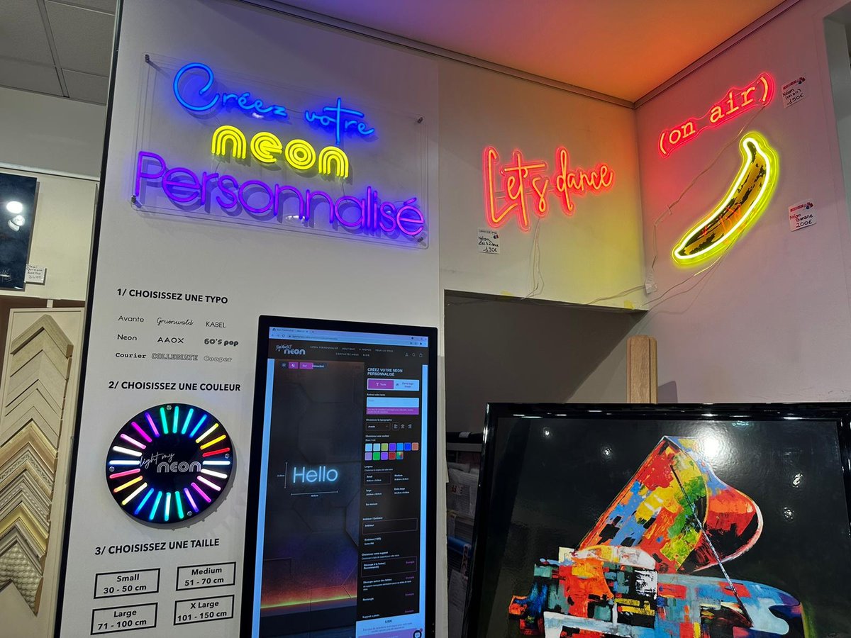 Stand pop-up LMN avec néons exposés