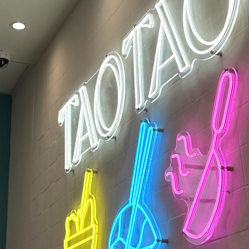 Néons TAO TAO multicolores chez TAO TAO